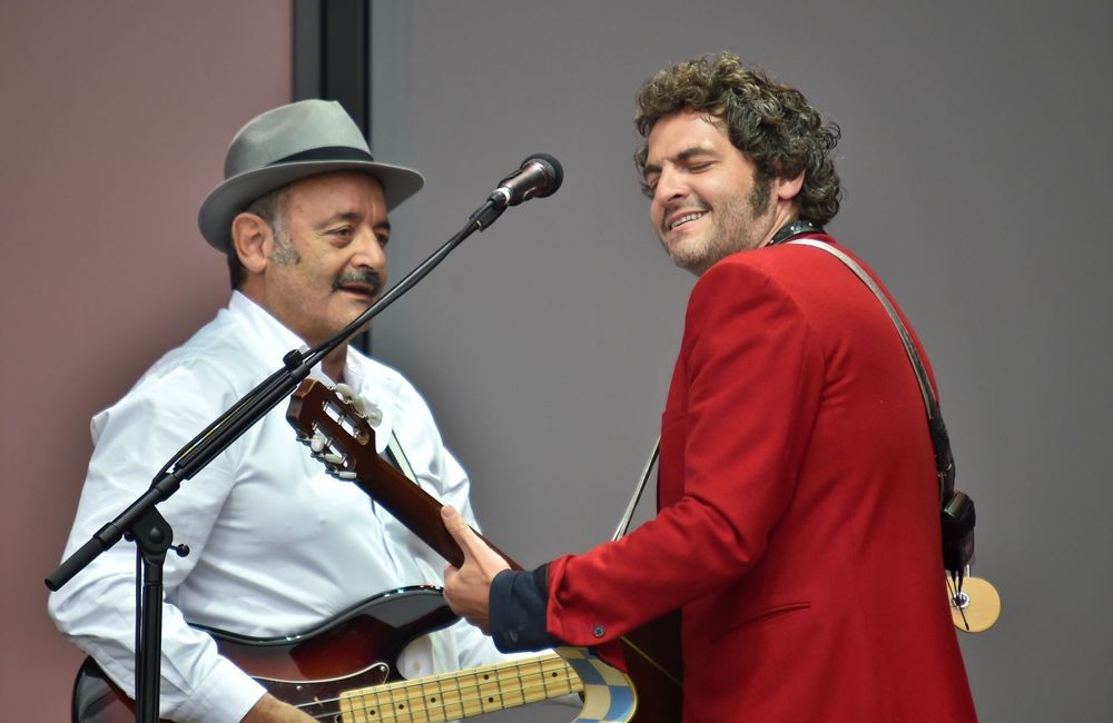 Matthieu Chedid et son père Louis : ce mini-concert surprise donné dans un Ehpad