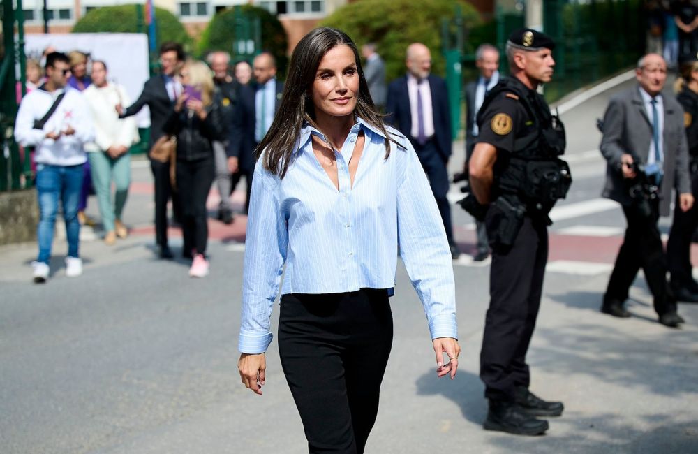 Letizia d’Espagne adopte la tendance cut-out avec une élégance