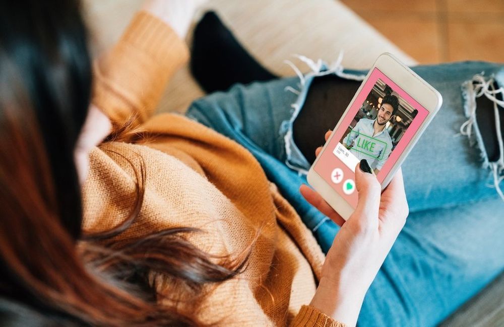 Confiance, cohabitation, parentalité : quelles sont (vraiment) les attentes des célibataires en 2025 ?