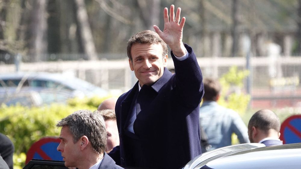 Emmanuel Macron veut réduire les vacances d'été à une semaine : "La science nous dit qu'il faudrait..."