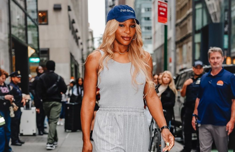 Serena Williams dévoile sa nouvelle silhouette dans un maillot de bain limoncello, couleur star de l’été