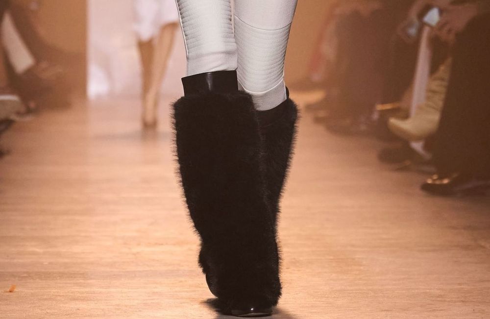 Icônes des années 2000, les bottes yéti deviennent le statement mode de l'hiver