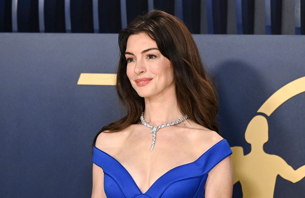 Anne Hathaway change une nouvelle fois de tête et adopte cette coiffure très française