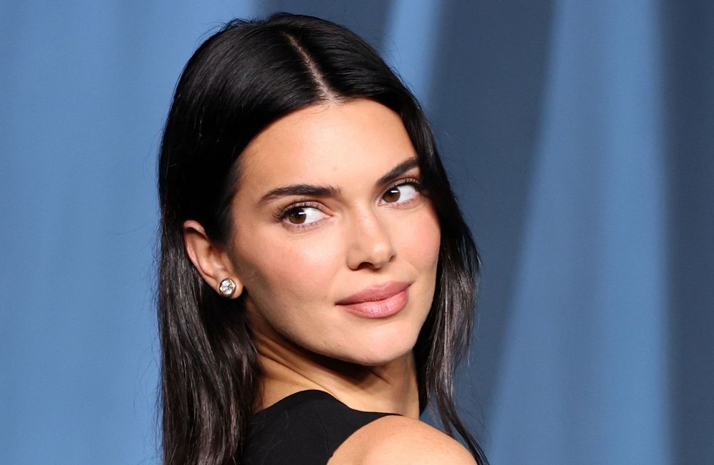 Roaccutane : ce médicament contre l’acné a-t-il vraiment affiné le nez de Kendall Jenner ? Les dermatologues répondent