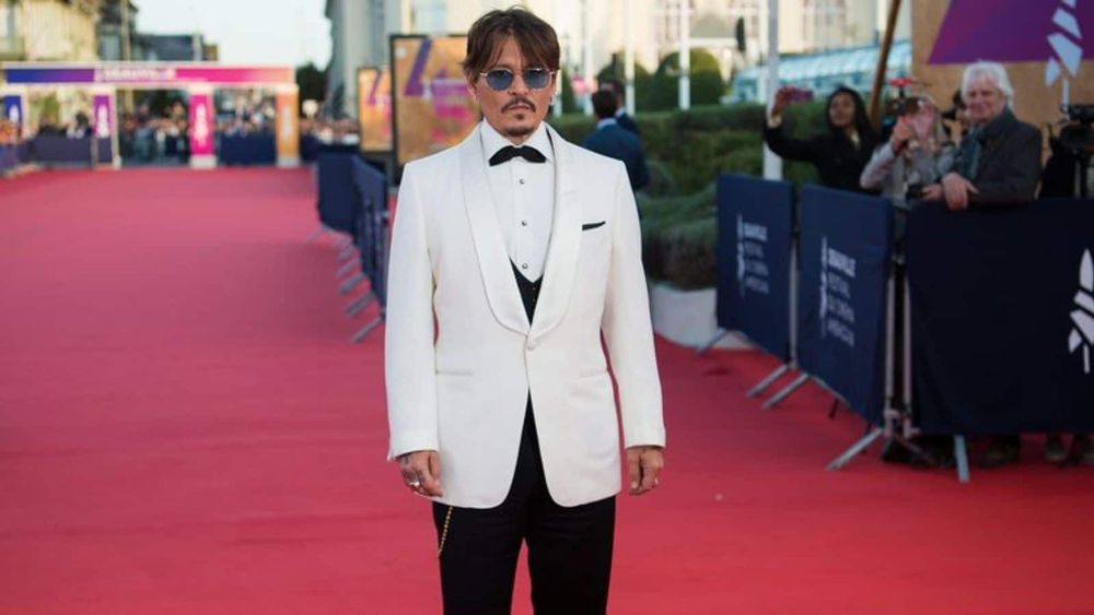 Johnny Depp méconnaissable : recouvert de taches et cigarette au bec… Son apparition à Paris laisse perplexe