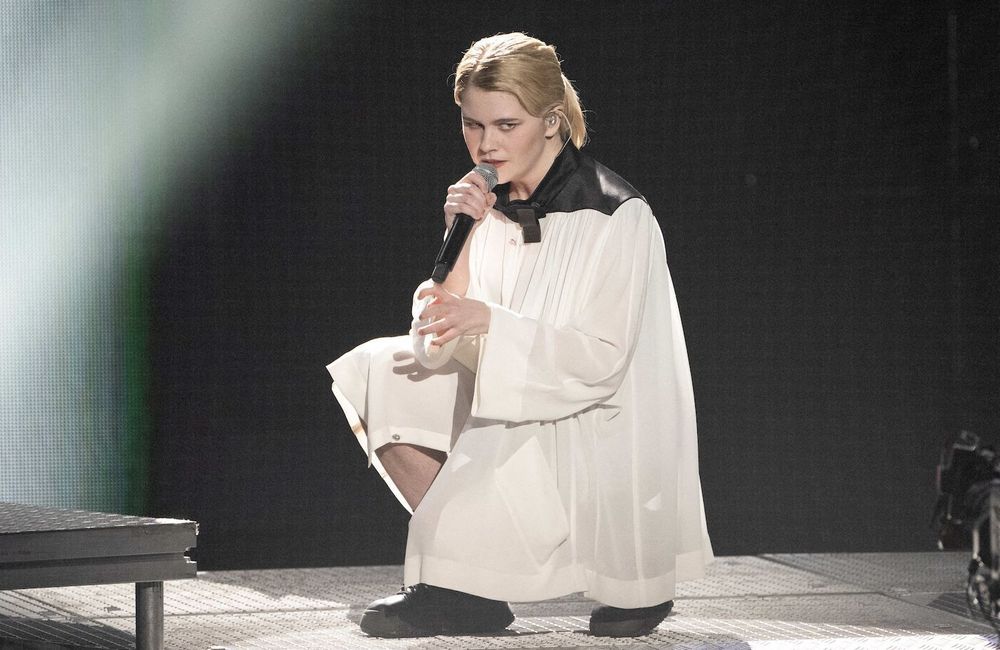 En concert à l'Olympia, Zaho de Sagazan reprend « Unitended » de Muse avec son compagnon