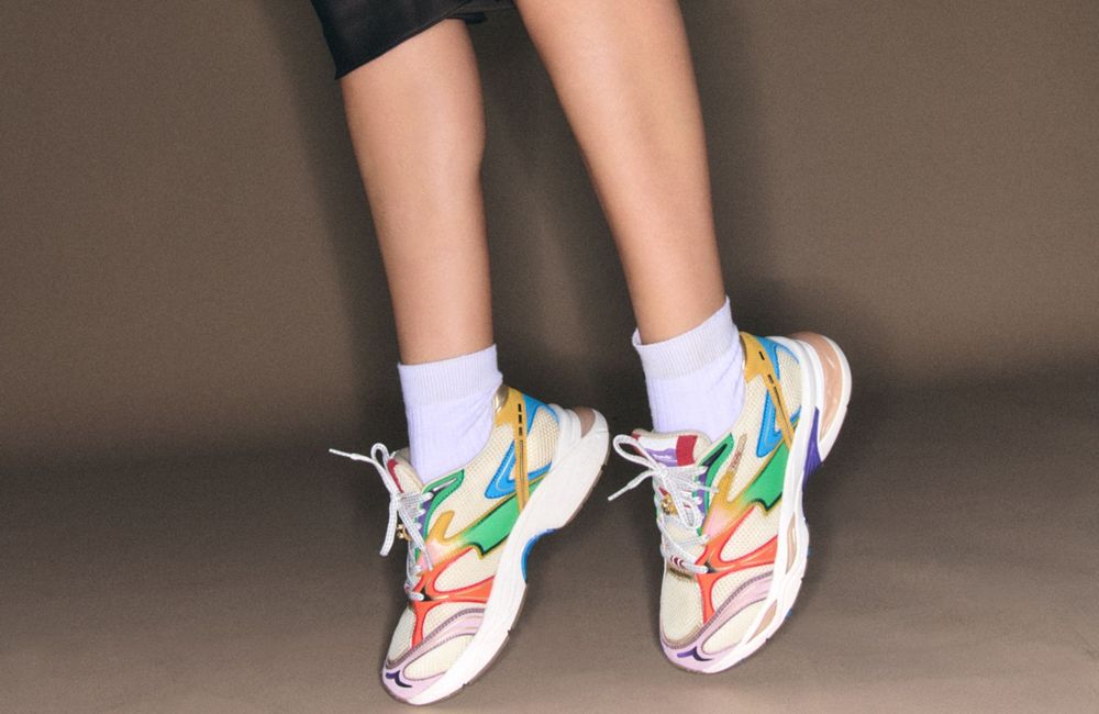 Les sneakers Etonic x Claris Virot : une collab pop et électrisante