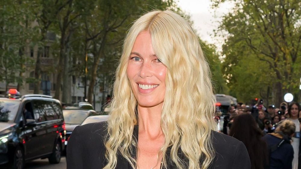 Claudia Schiffer (55 ans) en robe au décolleté vertigineux : l'ex-top model affiche une silhouette absolument parfaite
