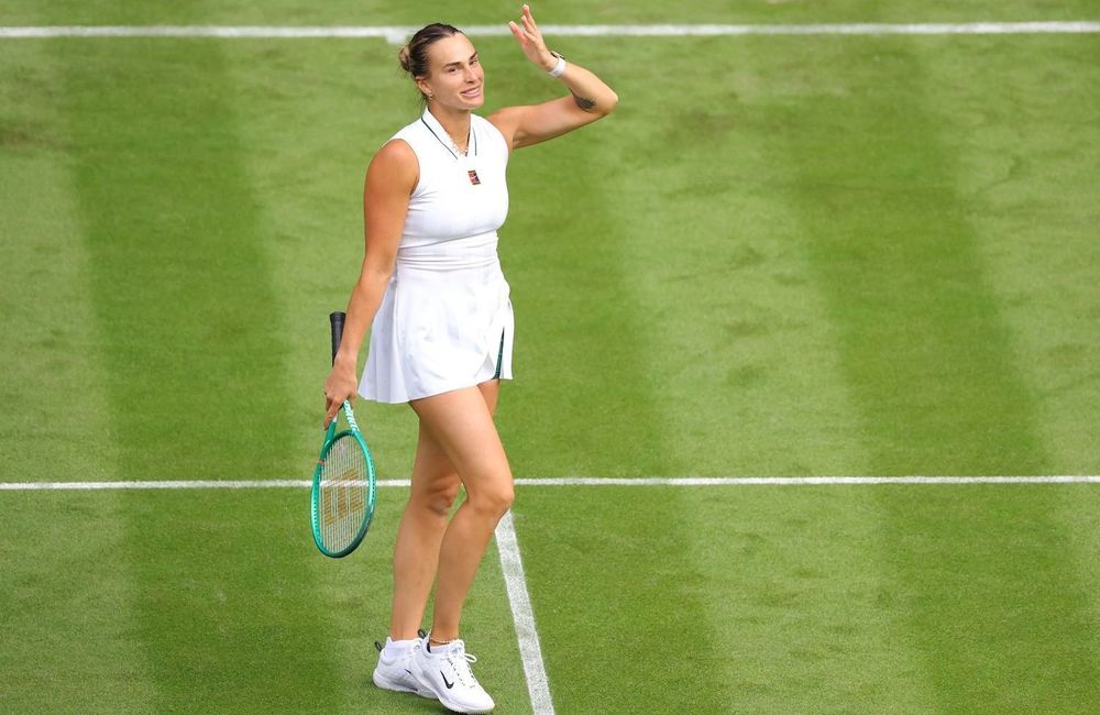 À Wimbledon, Aryna Sabalenka impose le bracelet de cheville comme le détail le plus chic du court