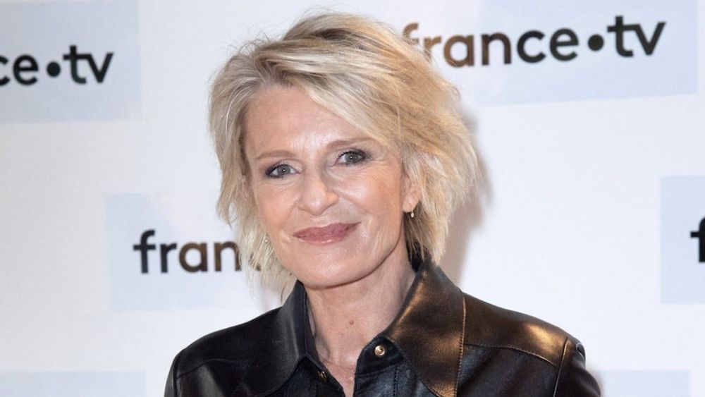 Sophie Davant (63 ans) incendiaire en maillot de bain : courbes généreuses et ventre plat, elle en met plein la vue