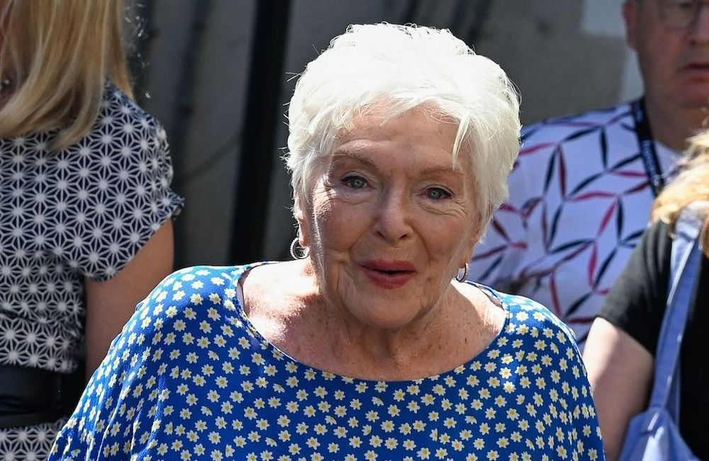 Line Renaud : après avoir suscité l’inquiétude, l’actrice donne de ses nouvelles avec le sourire