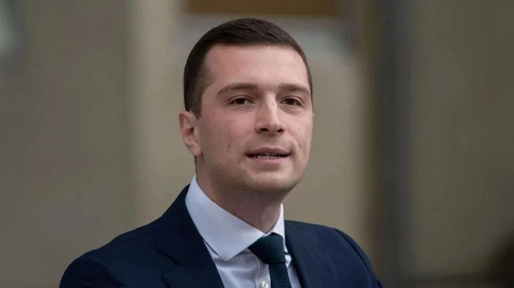 Jordan Bardella (30 ans) "en charmante compagnie", sa sortie en grande tenue relance le débat sur sa vie privée
