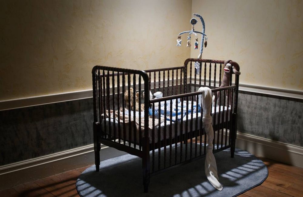 Une influenceuse perd son bébé in utero, la marque lui somme de renvoyer le berceau qu’elle devait promouvoir