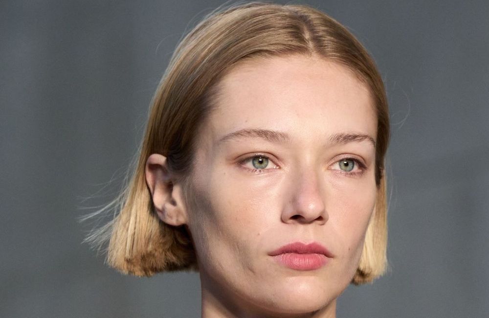 Qu’est-ce que le carré de « fille sage », la nouvelle coupe courte de cet automne-hiver ?