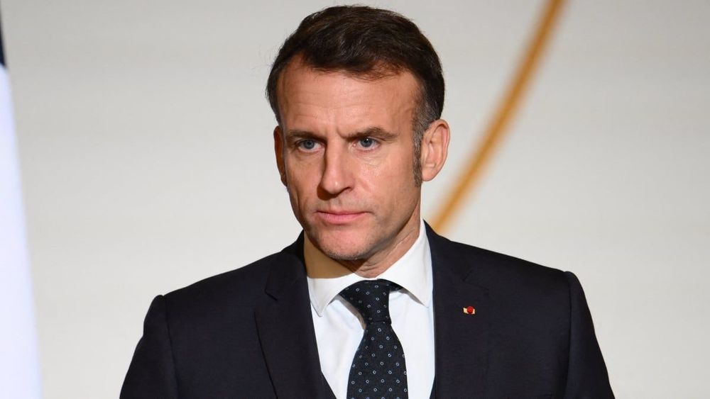 Emmanuel Macron : "Son seul but, c'est de séduire Nicolas", il ne l'a "pas quitté des yeux"