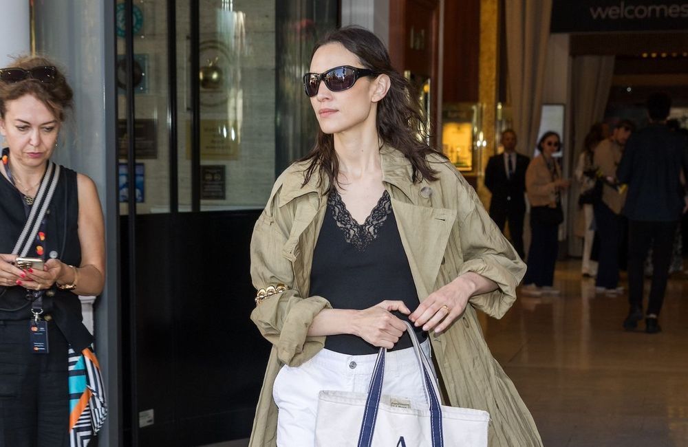 Festival de Cannes : Alexa Chung choisit un trench Mango pour un look casual et élégant
