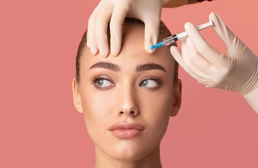 Botox préventif, face taping… Pourquoi nos visages n’ont plus le droit de bouger