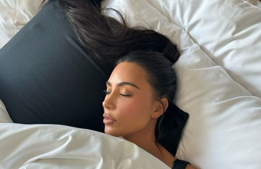 Pourquoi Kim Kardashian dort-elle avec un oreiller sur la tête ?