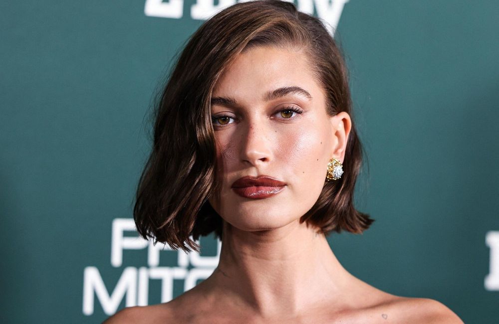 Hailey Bieber : ce sérum recommandé par les dermatologues est la secret de sa peau de verre