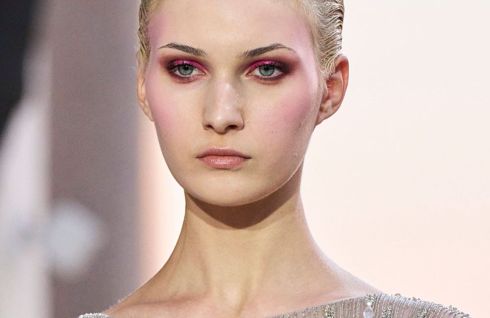 Maquillage : quand les « cool tones » s’imposent à contre-courant des couleurs estivales