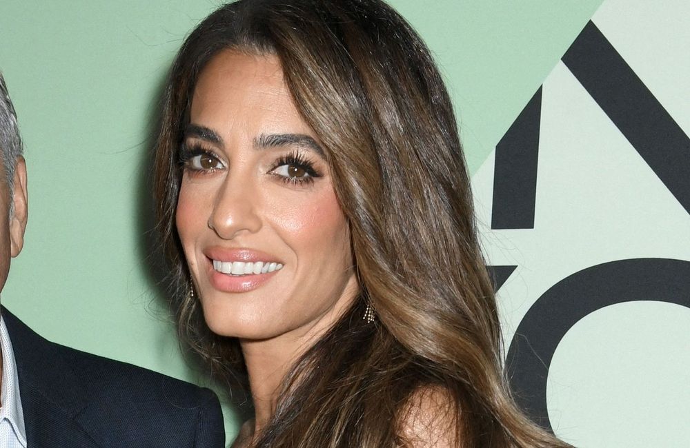 Amal Clooney coupe radicalement ses cheveux et dévoile sa coiffure de l’automne