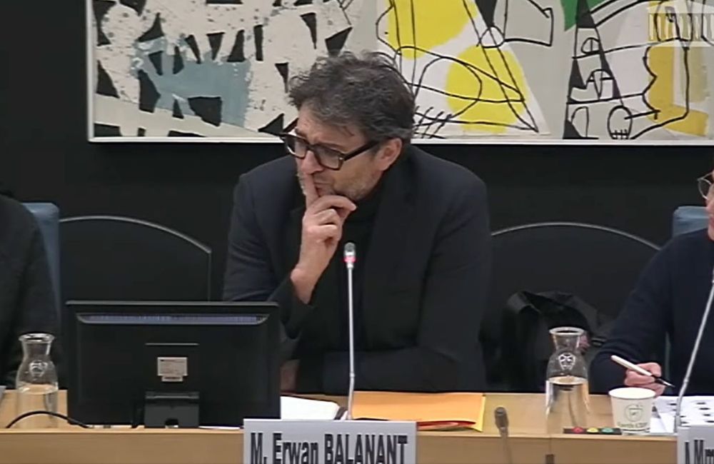 Un député en larmes après le témoignage de Judith Godrèche sur les violences sexuelles`