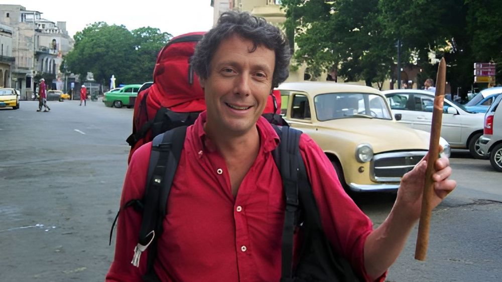 Antoine de Maximy surpris en plein ébat avec son hôte dans J’irai dormir chez vous : "J'ai passé une nuit...
