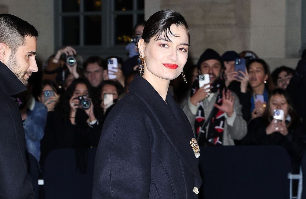 Sans frange mais franchement stylée, Clara Luciani rayonne au défilé Schiaparelli