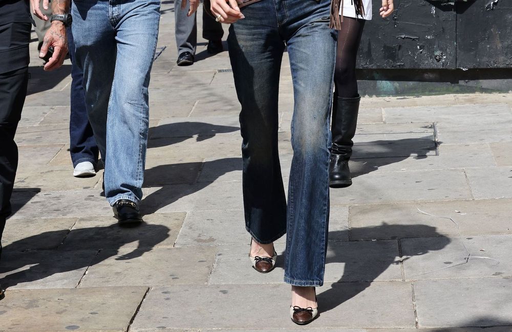 Le mini-bootcut : ce nouveau jean hybride qu’on portera avec toutes nos bottes cet hiver