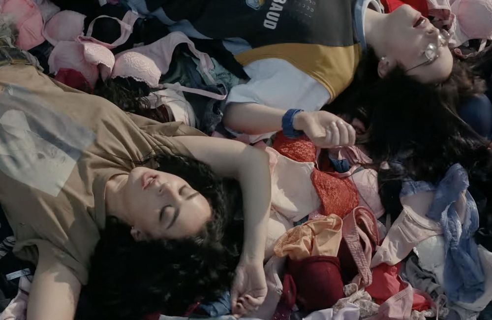 Derrière le clip « Guess » de Charli XCX et Billie Eilish, une action pour les victimes de violences conjugales