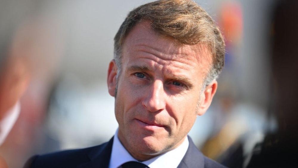 "Brigitte va être jalouse" : Emmanuel Macron très proche d'une Brésilienne, elle lui colle d'un peu trop près