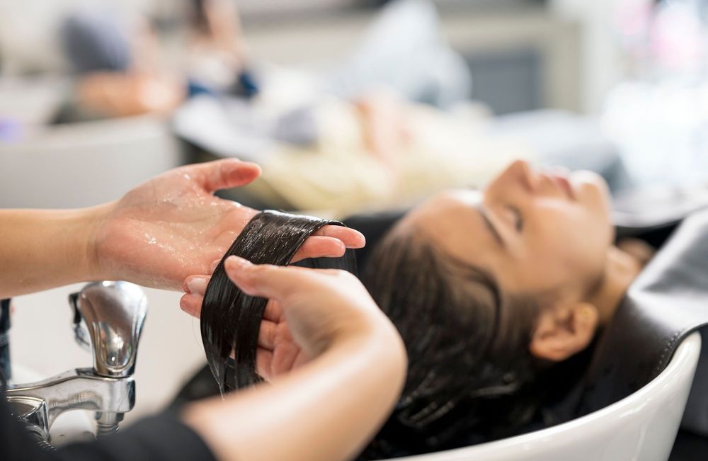 Pourquoi il n’est (vraiment) pas nécessaire de venir les cheveux sales chez le coiffeur