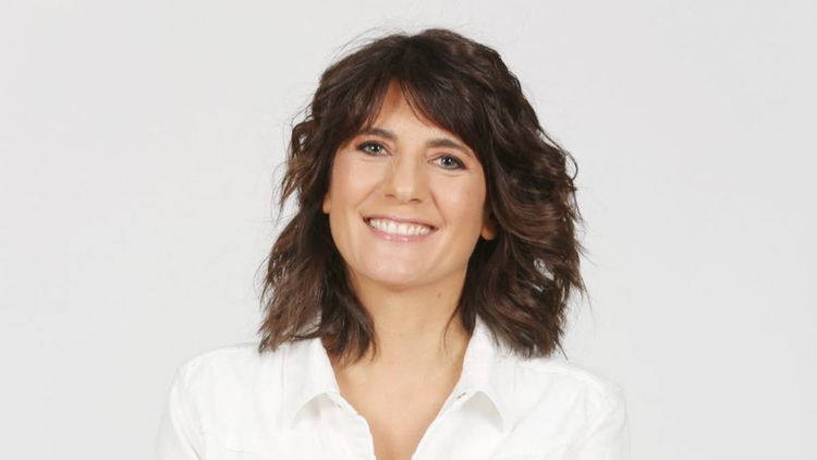 Topless, Estelle Denis ose la nudité à la télé : "Idiot ces petites pudeurs !", derrière ce geste osé dans un camp naturiste, une explication inattendue