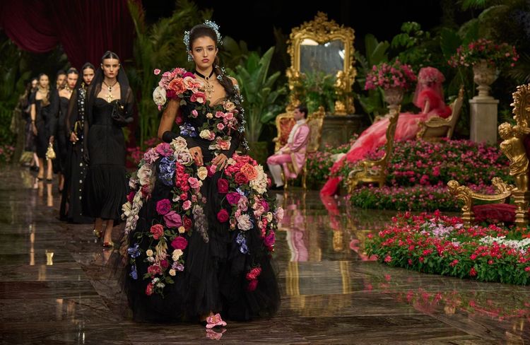 À 16 ans, Léonie Cassel fait des débuts remarqués sur le podium de Dolce & Gabbana