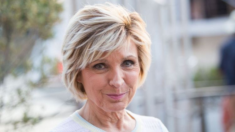 Évelyne Dhéliat (78 ans) ose la mini-robe et dévoile ses jambes fuselées : la reine de la météo plus hypnotique que jamais fait l'unanimité