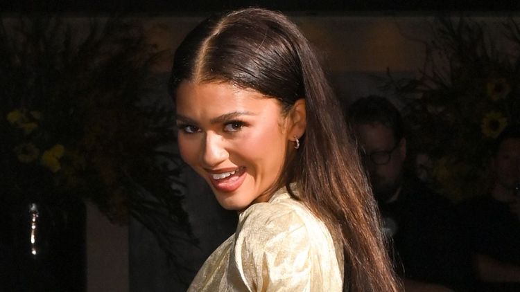 Zendaya fait sensation à l'avant-première de The Odyssey avec une robe Louis Vuitton à la fente XXL