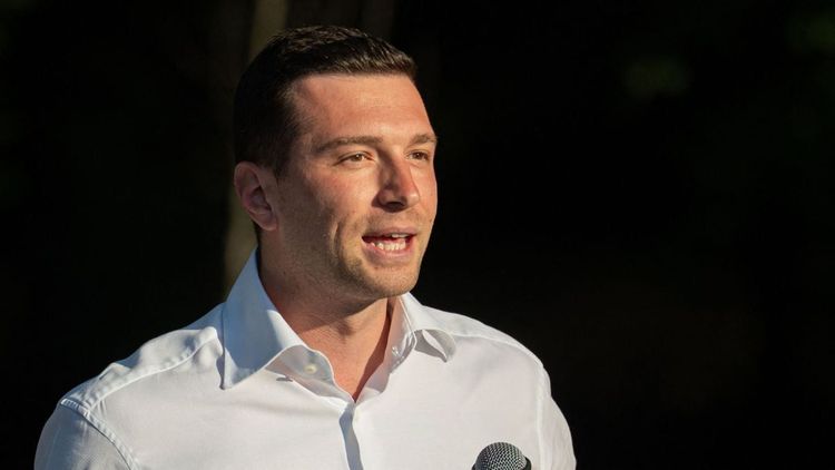 Jordan Bardella : "Bercé par le soleil marocain", converti à l'islam et installé là-bas, ce grand-père pour qui il a beaucoup d'admiration