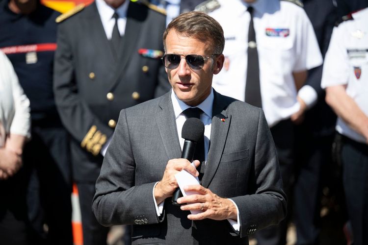 Emmanuel Macron converti à cette religion : ce choix qu'il a fait "contre l'avis de son père extrêmement hostile"