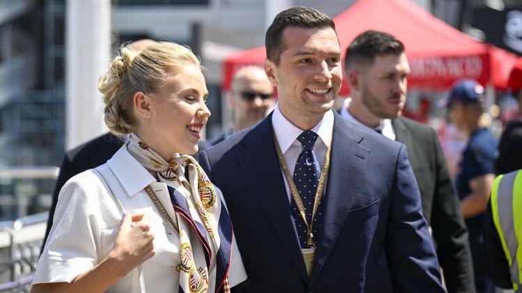 Jordan Bardella en couple avec Maria Carolina : "Un mariage à Saint-Denis ?", après les rumeurs, un proche révèle ce qui se joue en privé