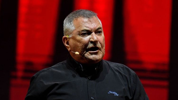 Jean-Marie Bigard ouvre les portes de son appartement "à mille lieues des ronds-points des Gilets Jaunes" avec moulures et parquet d'époque
