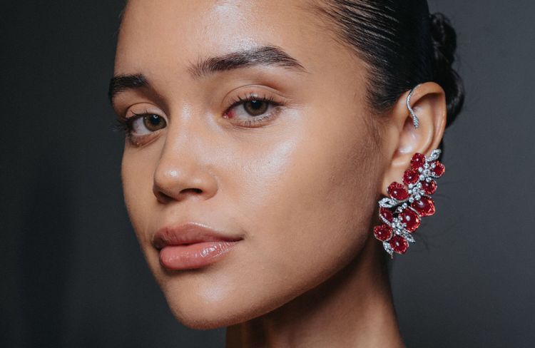 « Glass lips » : la tendance maquillage qui augmente le volume des lèvres cet été