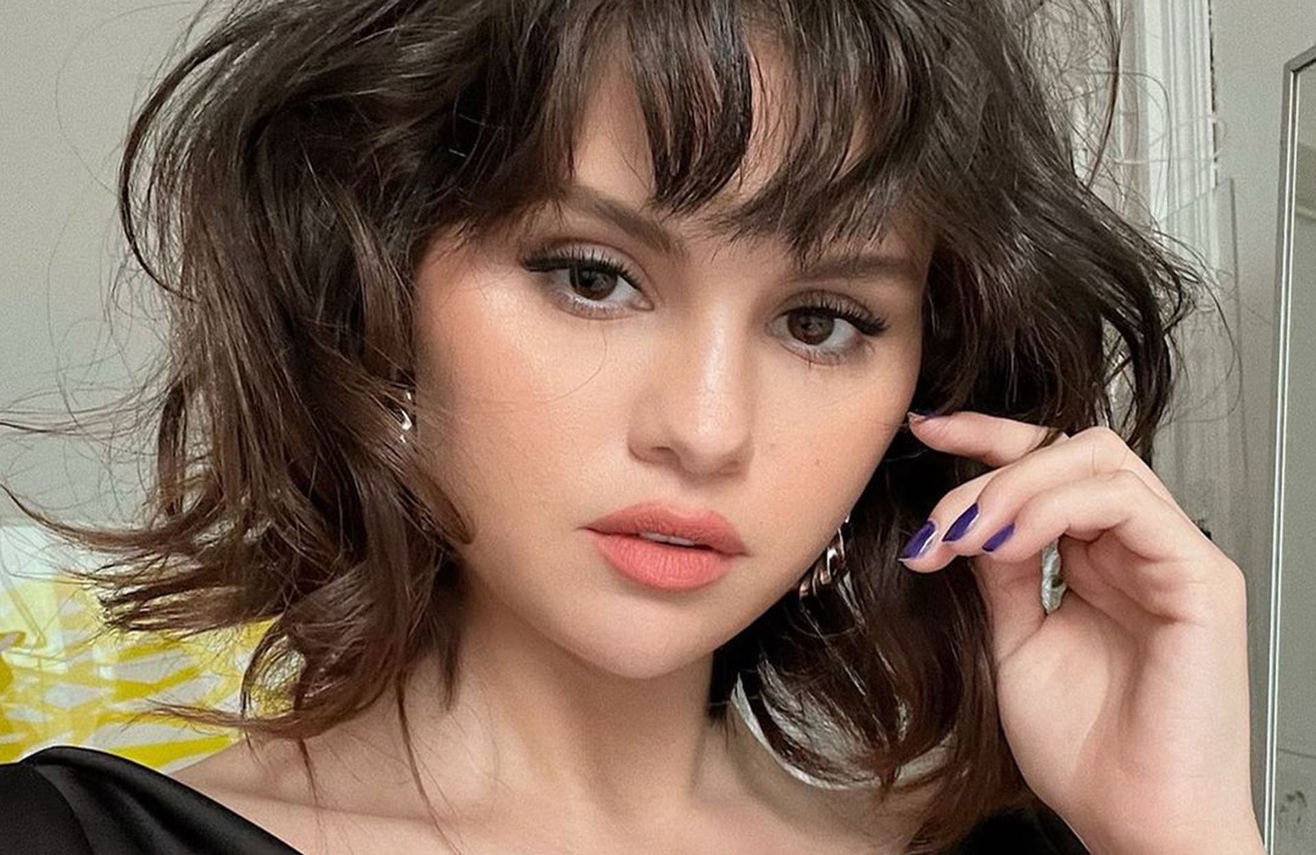 Selena Gomez dévoile son chignon de mariée et un make-up inattendu