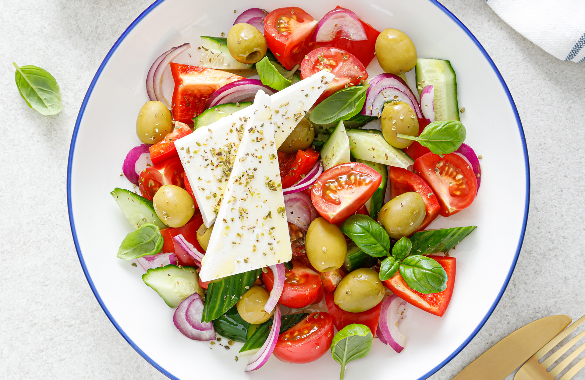 Colorée et rafraîchissante : voici la recette de l’emblématique salade grecque
