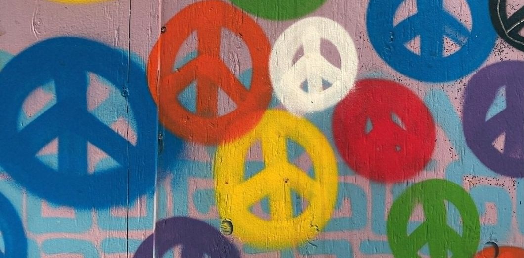 D’où vient le symbole «peace and love»?
