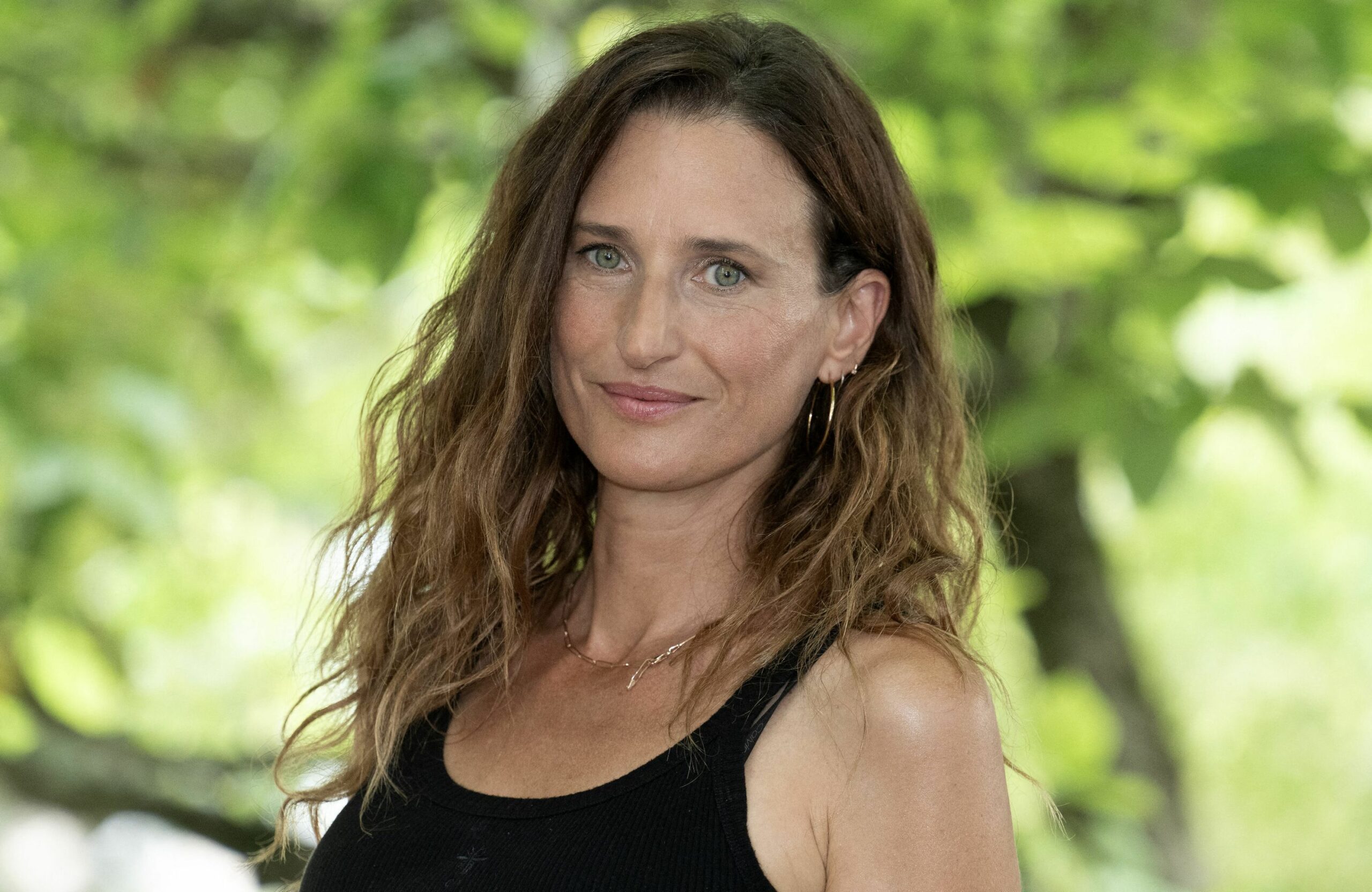 Camille Cottin ose cet accessoire masculin et tellement mode à la Fashion Week de Paris