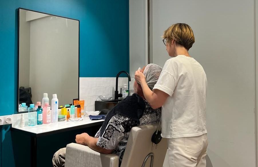 Après avoir vécu dans la rue, ils reprennent confiance grâce à un salon de beauté solidaire – Reportage