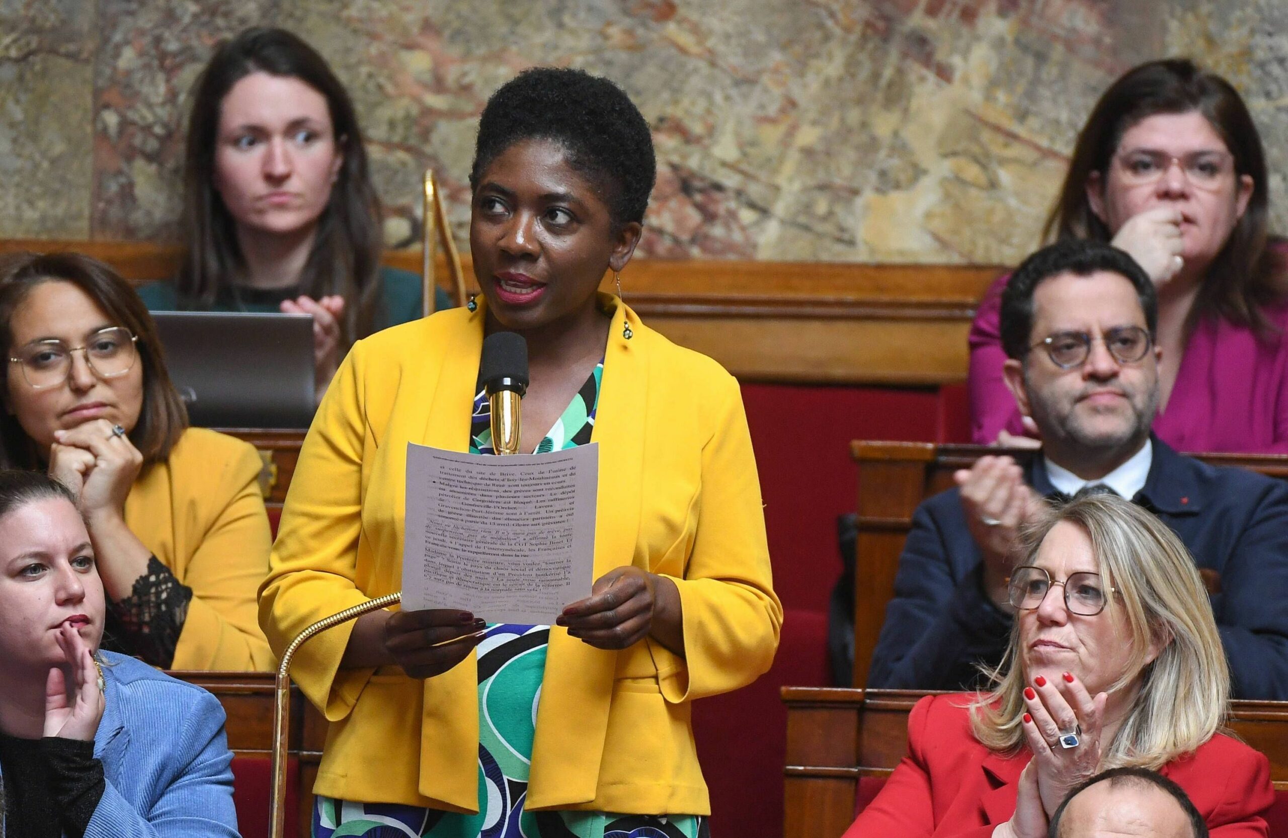 Caricature de Danièle Obono par « Charlie Hebdo » : la France insoumise accuse le journal de « racisme » et « d’antisémitisme »