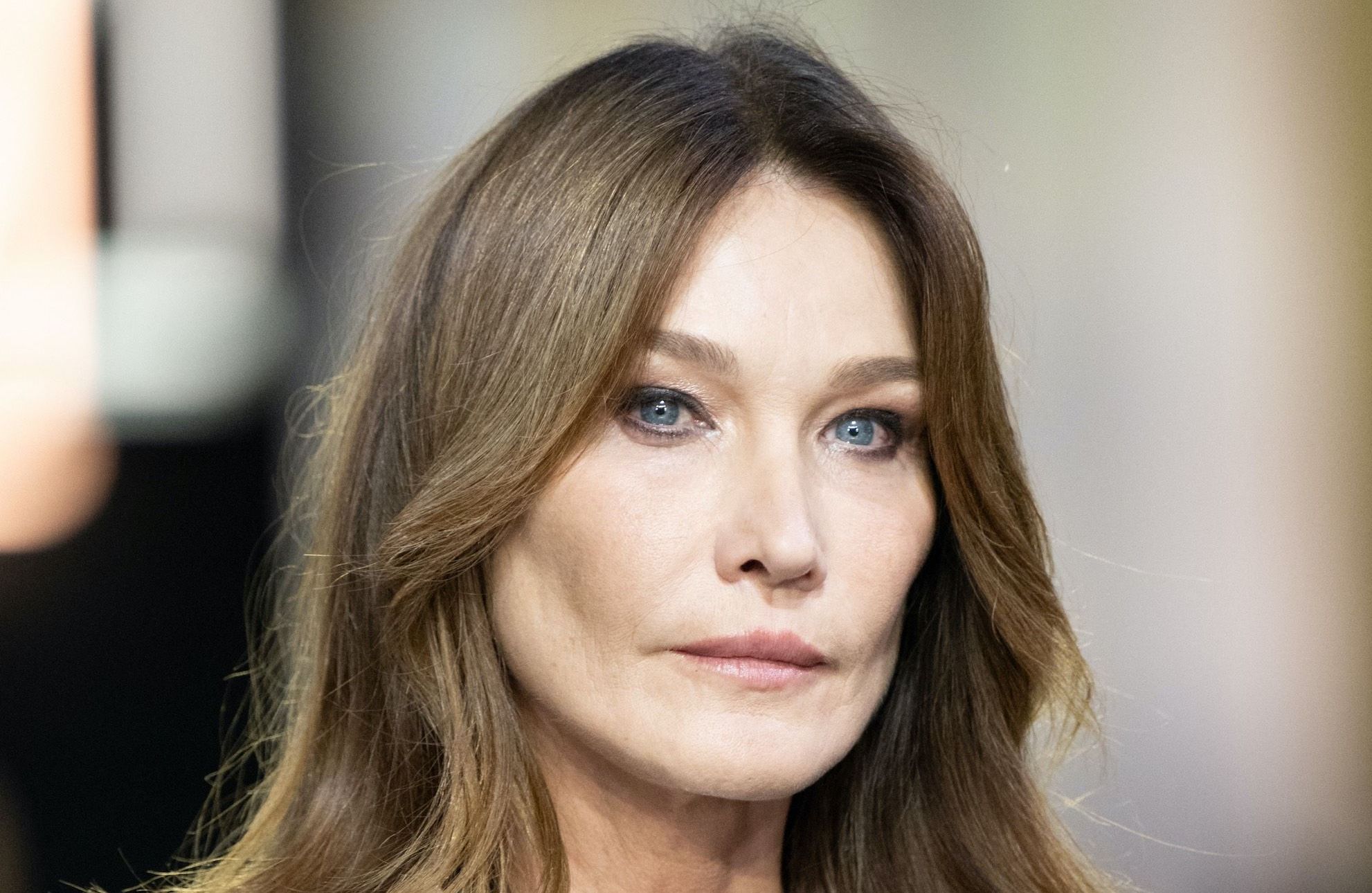 Carla Bruni se dévoile dans un pantalon en cuir très désirable