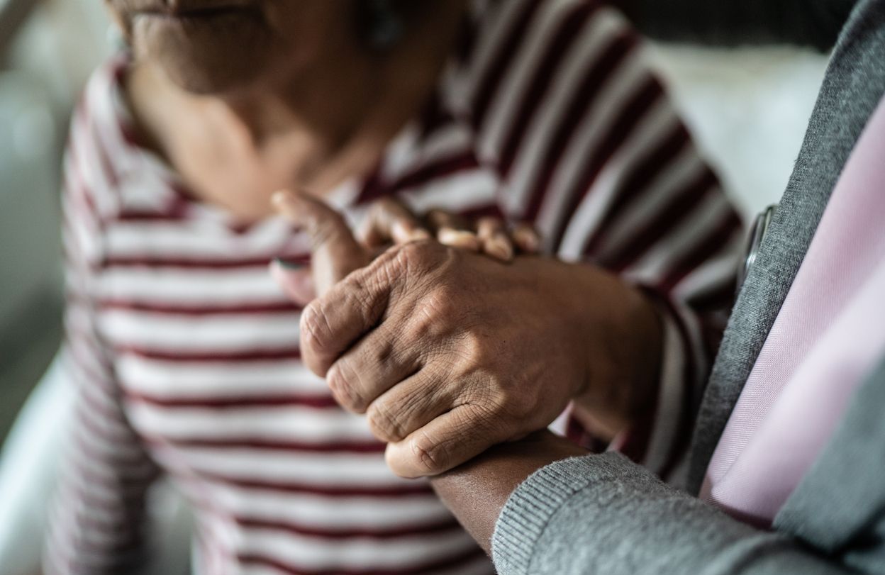 Crise des aidants : les propositions du gouvernement pour « prendre soin de ceux qui prennent soin des autres »