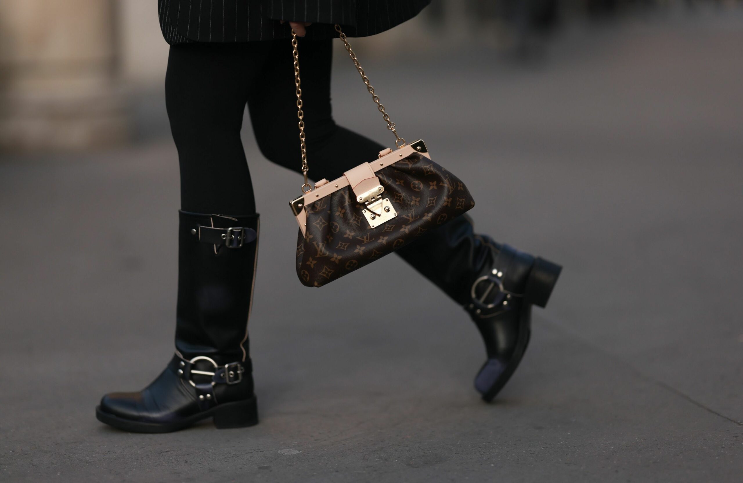 Le legging se porte d’une manière déroutante en cette fin d’année